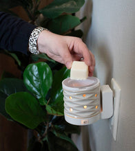 Load image into Gallery viewer, Milkhouse Candle Company - 5.5 oz Wax Melts: Brown Butter Brulee