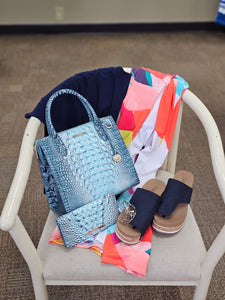 Flirty wedges in Navy