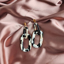 Load image into Gallery viewer, Chrissy - Onyx &amp; Pearl
